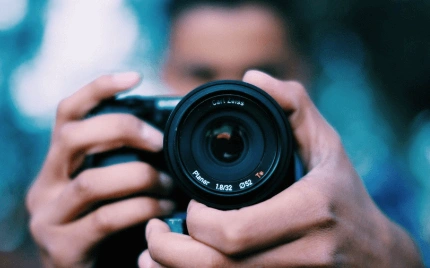 Fotógrafo com Fotos Impressas